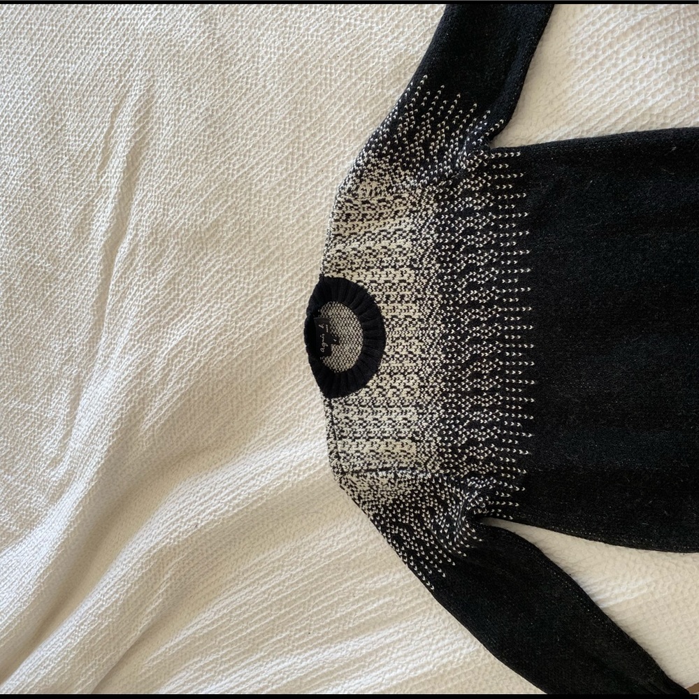 Super cute, chic and cozy Agnes B sweater!